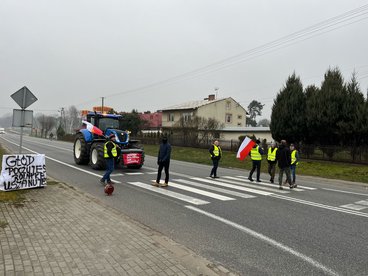 Trwa protest rolników. W powiecie wieluńskim blokują drogę nr 74 w miejscowości Osjaków